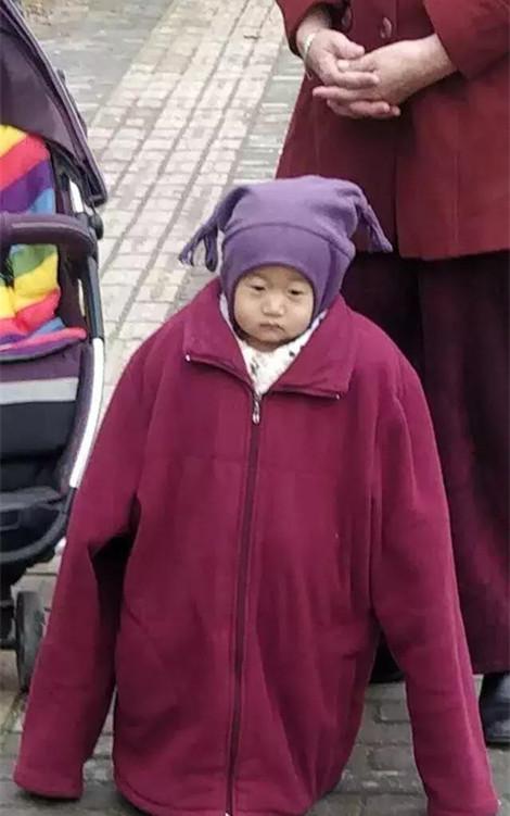 你的育儿经▲妈妈回到家，发现女儿脚丫“肿”得像馒头，脱下袜子后忍不住笑