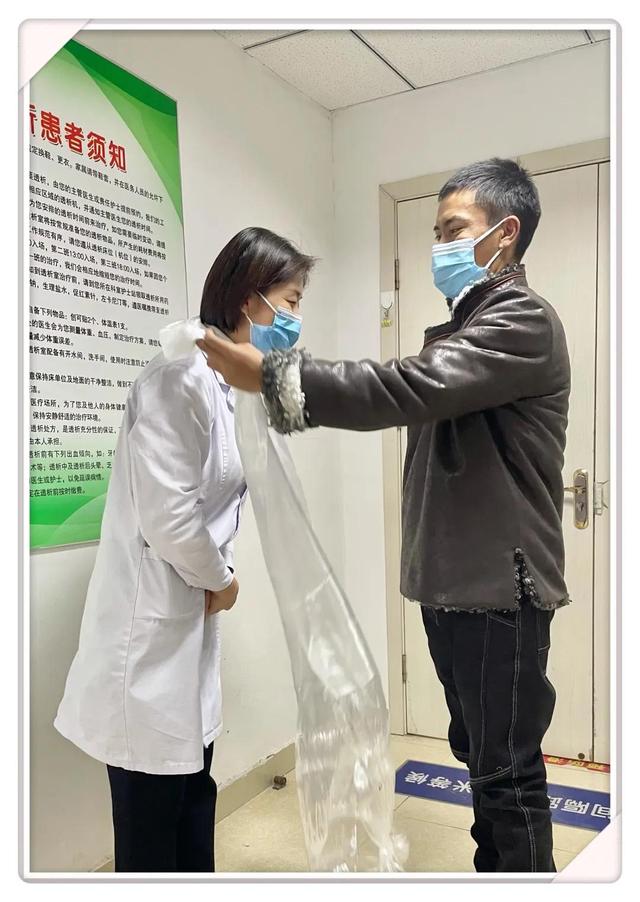 三名西藏帅小伙赶到郑州市九院献哈达