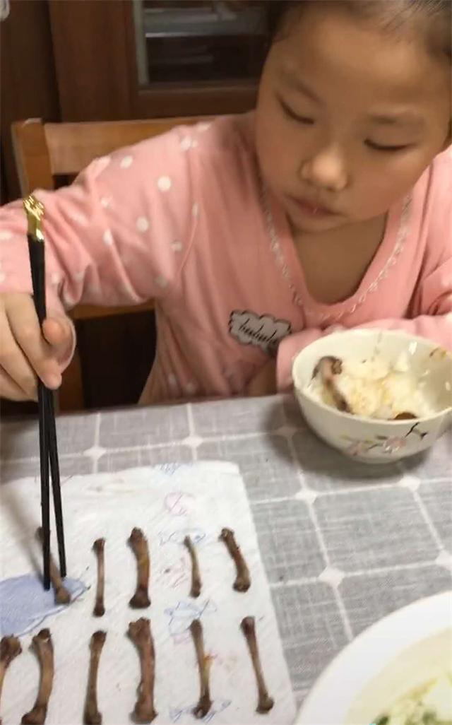 「超级宝妈」“强迫症”女儿,吃鸡肉一定要把骨头摆得整整齐齐,宝妈哭笑不得