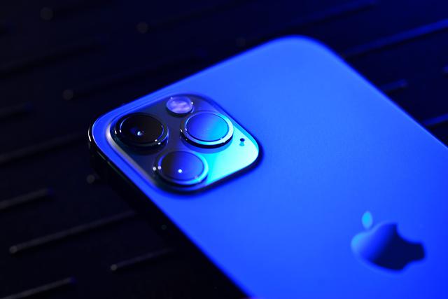 iPhone 12 Pro颜值到底高不高？在微距镜头下看一看