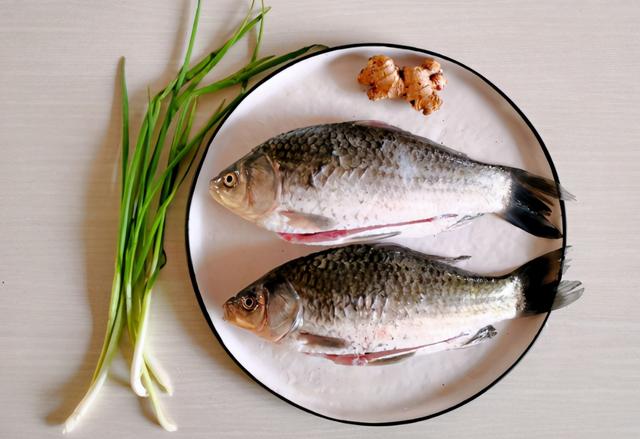 ?做鲫鱼汤，用开水还是凉水？做好3点，鱼汤更鲜更浓白，无腥味