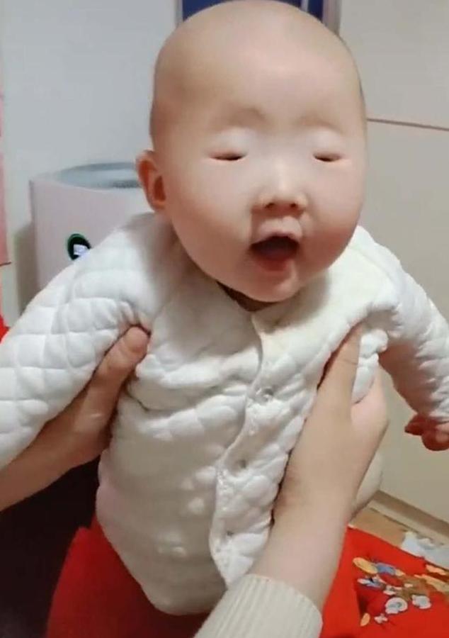 「超级宝妈」宝妈晒“小眼睛”儿子照片，网友看后笑翻：您这是葡萄干吃多了？