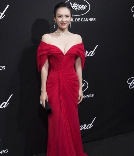 肆无忌惮的美|40岁章子怡剪短发太惊艳了！穿姜黄色连衣裙，又美出了新高度