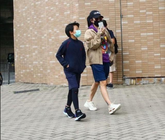 张柏芝接儿子放学，13岁Lucas身高超过妈妈，网友：长大后不得了巴拉啦解说