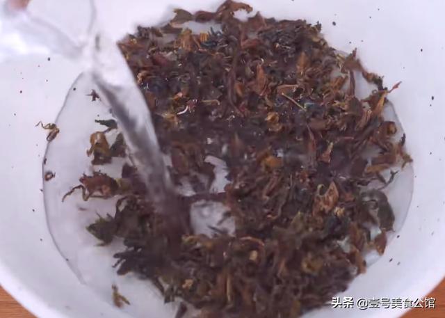 用手抓饼分享一款早餐锅盔，酥脆咸香，简单营养，吃一次念念不忘