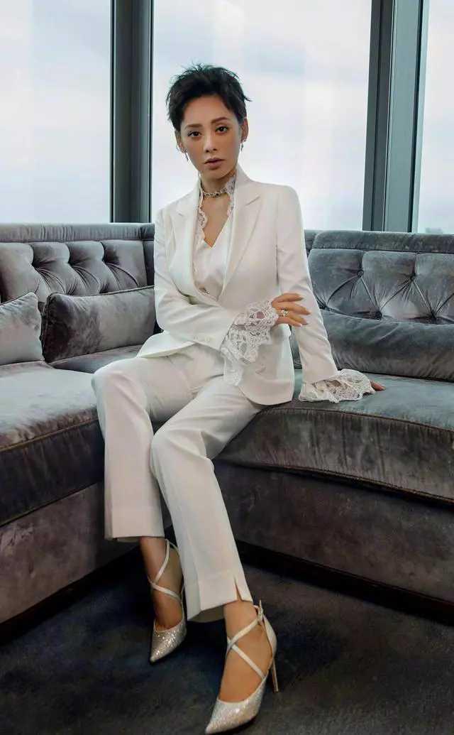 时尚迪科宁静身材非常抗打，小白裙配美腿显成熟女性气质