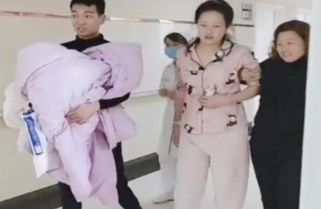 『你的育儿经』“最美孕妈”分娩后走出产房，医生也第一次见，众人：非人类所为