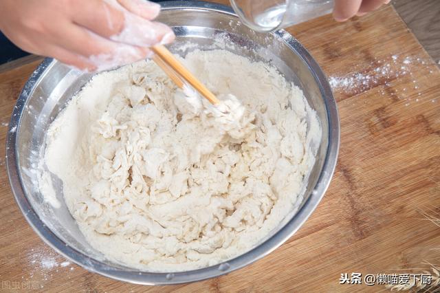 做葱花饼，和面用冷水还是热水？教你4招，外酥内软特别香