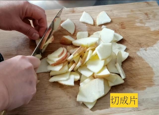 1个苹果和1根胡萝卜放一起，风味真独特，冬天喝上一杯太暖和了