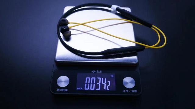 四百块钱做主动降噪，realme 真我黄开箱