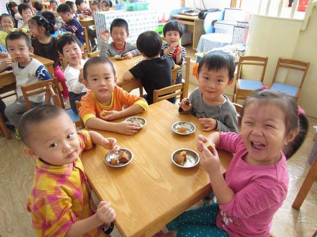 『超级宝妈』首个幼儿园下周一开学，要求孩子全天戴口罩，你同意吗？