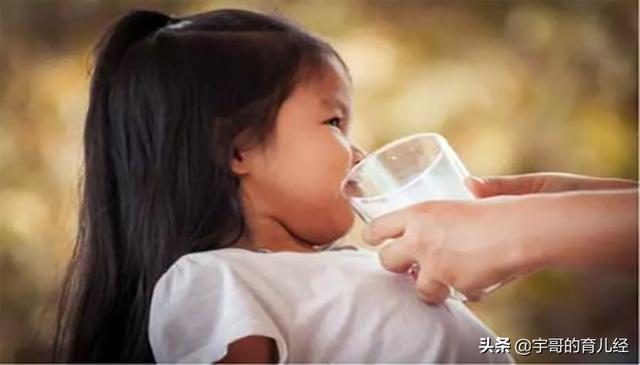 超级宝妈■“我儿子不用喝水？”母婴顾问阻止给百天男宝喂水，宝妈彻底蒙了