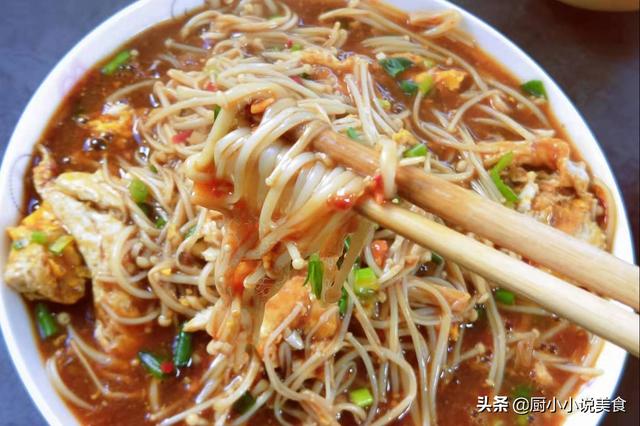 金针菇别再涮锅了！教你一个简单做法，脆嫩爽滑，我家一周吃5次