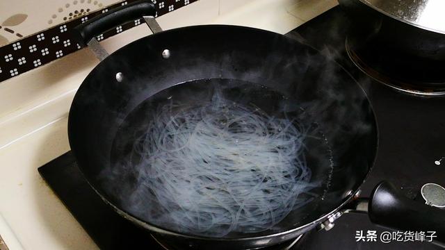 不管做什么炒粉条，可别泡软就炒，多加2步，粉条爽滑筋道又入味