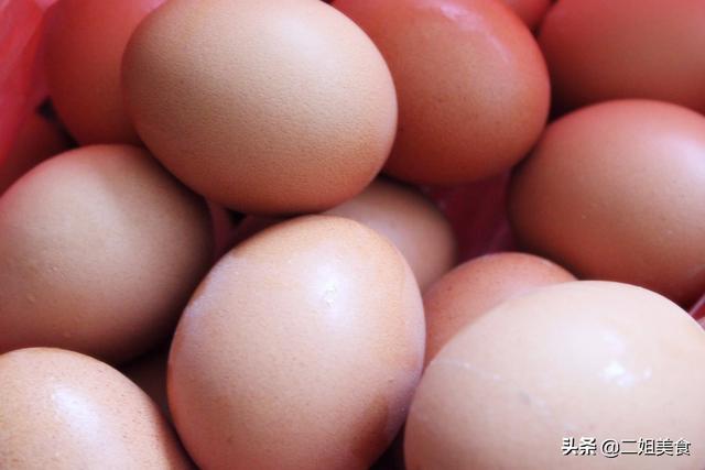 选鸡蛋，先别看大小，大厨：认清这2点就够了，鲜鸡蛋一挑一个准