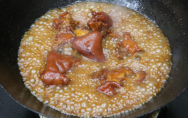 农家人爱吃的红烧猪蹄这样做，色泽红亮，口感软糯，胶原蛋白丰富