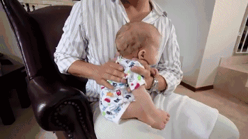 「你的育儿经」孩子吐奶、胀气…可能你拍嗝姿势不对!一文教你正确给宝宝拍嗝
