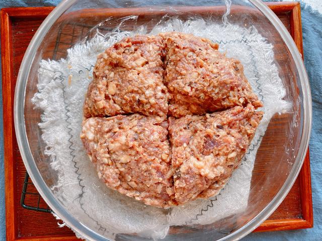 年夜饭必备的四喜丸子，寓意福禄寿喜，家庭做法更简单，肉香四溢