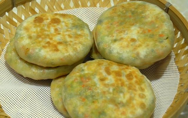 冬天就爱做这锅烙饼，不用发面也软和，薄皮大馅，一次至少吃5张