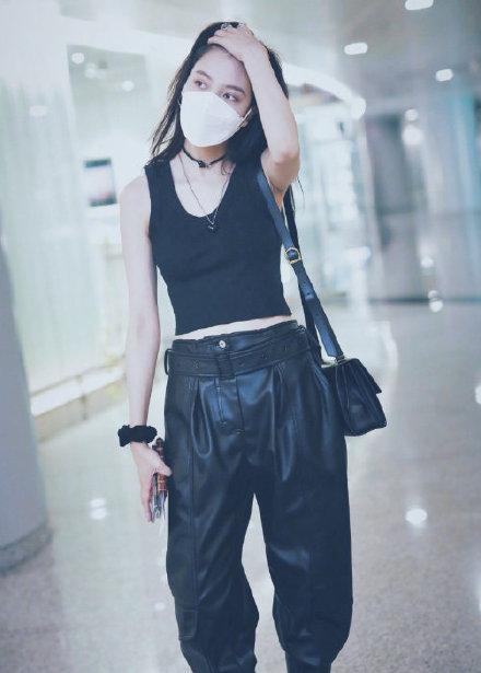 退场|杨幂宋妍霏BM风秀蚂蚁腰，6个半口红绕腰一圈，跟风先要接受挑战