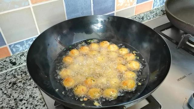 豆腐这样做，一次多做点，吃不了放冰箱，搭配火锅、炖菜或烧丸子