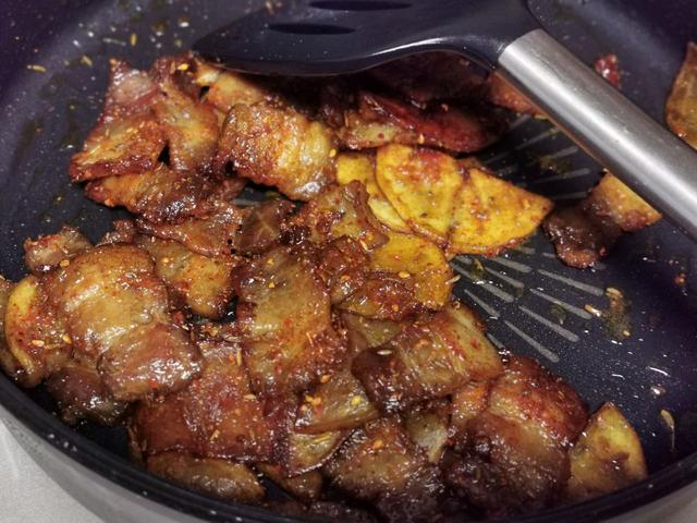 五花肉烤着吃味道更香，肥而不腻，咬一口满嘴的肉香，太过瘾了