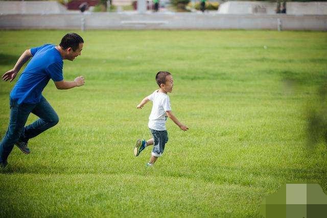 孩子智商与跟谁带大有关？没错，研究表明：不同人带智商也不同