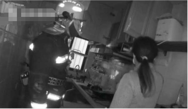#超级宝妈#家中电器起火，6岁男孩淡定报警求救，消防员：自救技能给满分