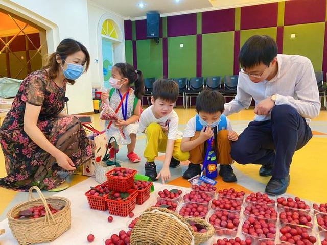 你的育儿经|?这所幼儿园的“李子摊”火了！杭州娃也来“摆地摊”，不甜不要钱