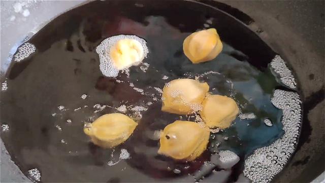 核桃酥这样做太好吃了，外面酥脆直掉渣，内里绵软又香甜，真过瘾