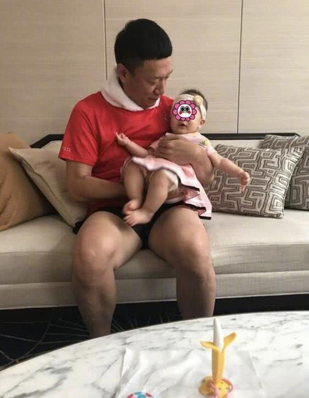 孙红雷被两岁半女儿“折磨”在线问网友求支招东北网