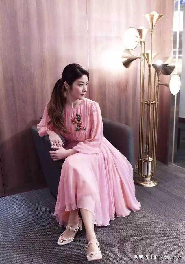 最时尚46岁陈慧琳真是“不老女神”,穿粉色长裙梳低马尾,别有一番风味