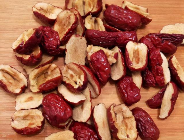 冷天，别只会喝羊汤骨汤，这“三红汤”我家常喝，清甜暖胃还暖身