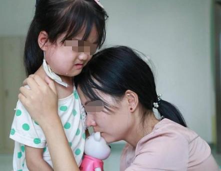 你的育儿经:同一个小区遛娃,50岁奶奶和50岁妈妈碰面,差距全写在脸上,心酸