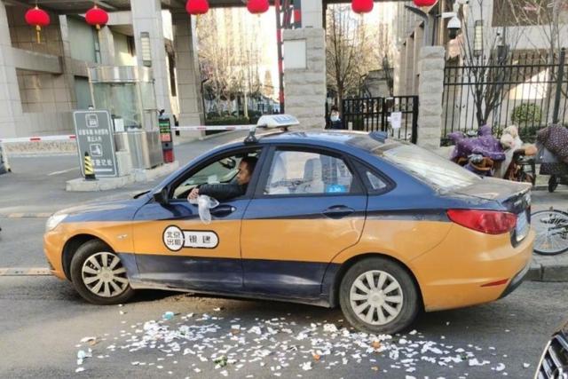 壹现场丨北京一出租车司机乱扔垃圾被网友举报,警方:拘