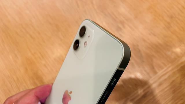 iPhone8P用户：电池一换还能再战，买苹果12？不可能