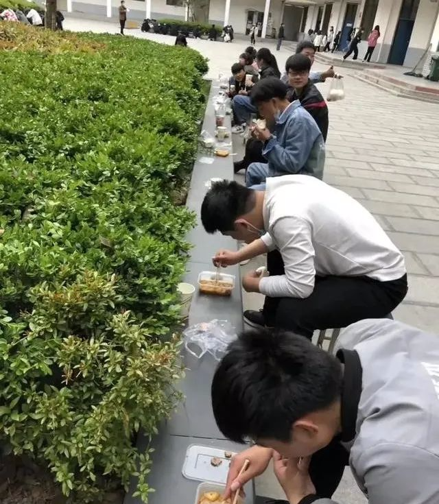 暖先生格调@教育局通报:开学防疫,瞎搞形式主义。看看这个学校的错峰就餐,你就不急着开学了!