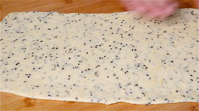 早餐别吃包子了，面粉里加入一把黑芝麻，比包子好吃，营养又美味