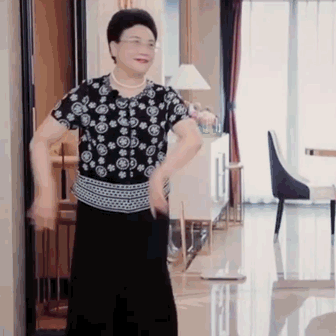 蓝梦琳|伊能静骂上热搜：50岁老女人你可要点脸吧