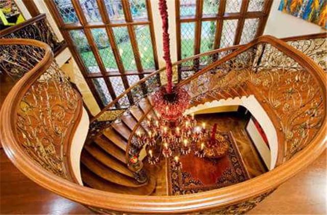 电影工厂|尼古拉斯·凯奇教你怎么花光十亿还能负债累累，要是你敢这么做吗