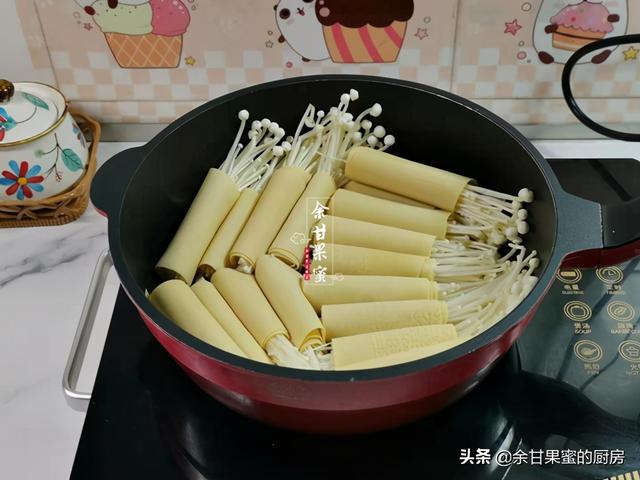 金针菇烧豆皮，巧花心思，一卷一烧，简单快捷，味美下饭
