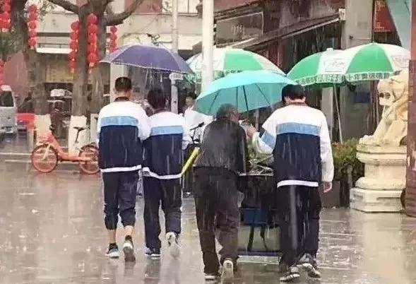 「你的育儿经」7岁男孩感动朋友圈：我留长发是想把头发给生病的人。