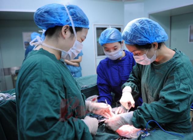 超级宝妈|产妇刚生完娃，肚子仍“鼓的”像怀孕8个月，医生手术后：对不起