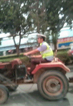 搞笑gif合集:拖拉机,给我一个车斗我能拉走一个地球