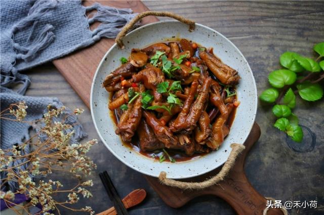 鸡爪最香的做法，连锅都想吃了，酱香浓郁，一次两斤不够吃