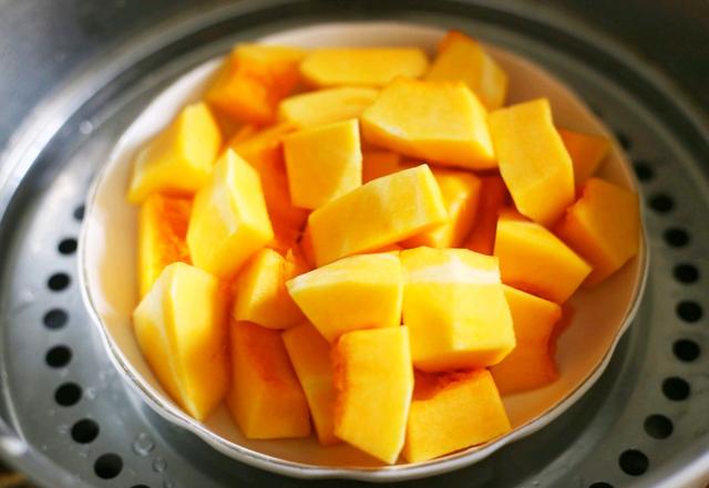 冬天就馋这零食，半个南瓜，1碗燕麦就能做，香甜酥脆太好吃了