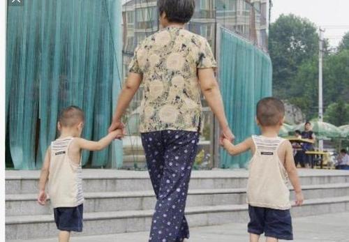 超级宝妈|双胞胎乡下奶奶带，一个月后混血王子变“混凝土”，爸妈哭笑不得