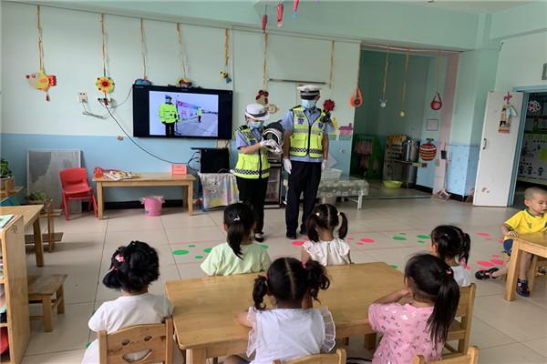 阳阳的家|杭锦后旗交管大队民警走进辖区奋斗中学幼儿园—“一盔一带”伴我“童”行