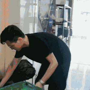 搞笑gif:妹子也太吓人了,还好我反应快