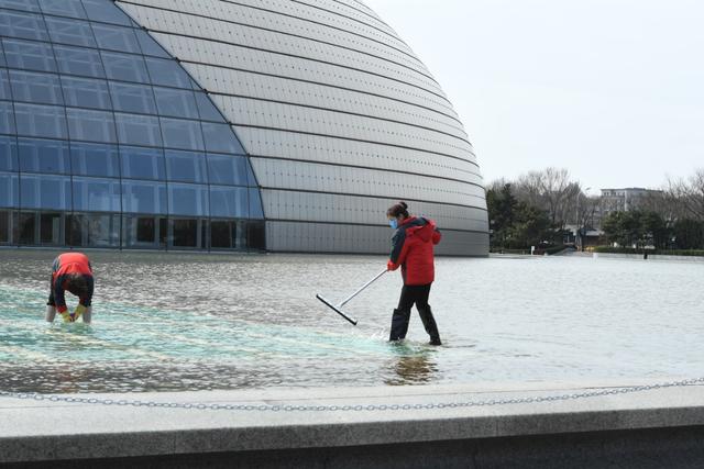 「北京日报客户端」国家大剧院水下廊道清洁，重现碧波荡漾